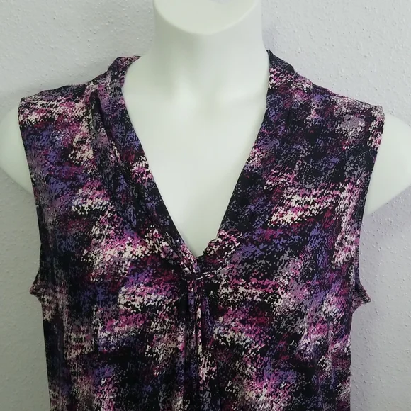 Tahari Printed Sleeveless Top - Picture 2 of 6